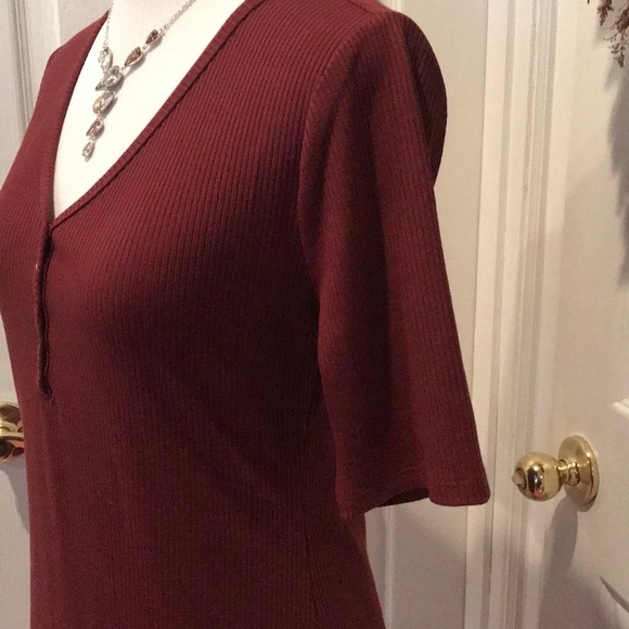 Burgundy ribbed dress w snap detail at neckline - Picture 3 of 5